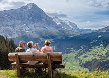 The route continues past the Bort cable car station and grazing cows, over bubbling mountain streams to the view point with a wide view over the valley.  (bei Klick vergrösserte Ansicht Bild)