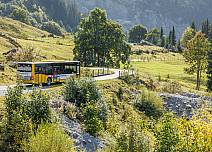 Grindelwald bus soon appears in front of the impressive backdrop of Scheideggwetterhorn. The destination Unterer Lauchbühl is reached. (bei Klick vergrösserte Ansicht Bild)
