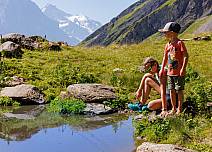 While the children discover frogs at a small pond, (bei Klick vergrösserte Ansicht Bild)