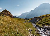 The Spycherbach stream crosses the path under a narrow footbridge. (bei Klick vergrösserte Ansicht Bild)