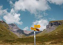 The path to Pfanni climbs slightly. The sky is a deep blue, dotted with drifting cloud flakes. (bei Klick vergrösserte Ansicht Bild)