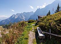 At Gibelplatti, a trail descends steeply towards Pfanni. We would like to take this opportunity to say a big thank you to all those who keep our hiking trails in admirable condition. (bei Klick vergrösserte Ansicht Bild)