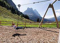 The playground offers everything a child's heart desires, from a bouncy castle to a mini cable car. (bei Klick vergrösserte Ansicht Bild)