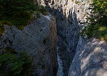 Past the “Marmorbruch” mountain restaurant and the former Grindelwald marble quarry of the same name, the glacier gorge opens up shortly afterwards, in which Schwarze Lütschine roars down. (bei Klick vergrösserte Ansicht Bild)
