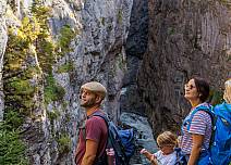 Glacier gorge – an impressive natural spectacle for both young and old. (bei Klick vergrösserte Ansicht Bild)