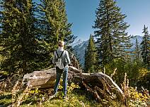 A short way down the road, a path winds up to the right through weathered fir trees and along hollows, moss and bizarre roots. (bei Klick vergrösserte Ansicht Bild)