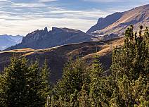 Behind the next hill, above the fir trees, lies the alpine hut Feld. Soon the highest point of the hike is reached. (bei Klick vergrösserte Ansicht Bild)