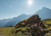 Der Romantikweg macht seinem Namen alle Ehre. Der Wanderweg zieht sich durch blühende Wiesen mit einem fulminanten Blick auf Wetterhorn und Engelhorn-Gruppe. (bei Klick vergrösserte Ansicht Bild)